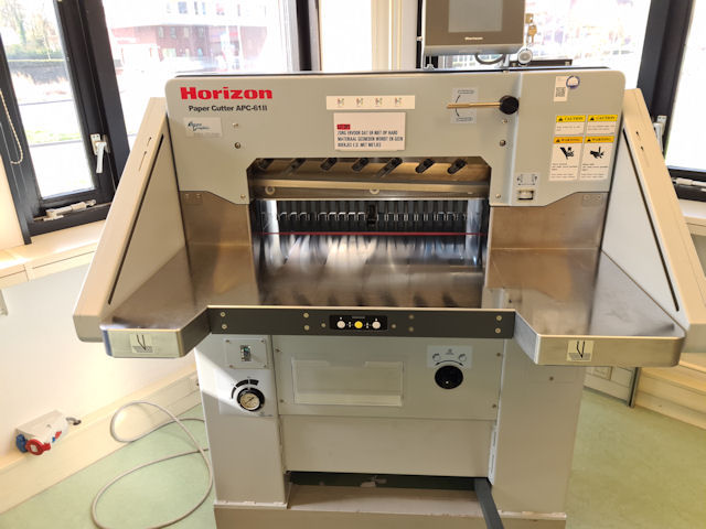 Papiersnijmachine – HORIZON – APC 61 2 – Machine Markt
