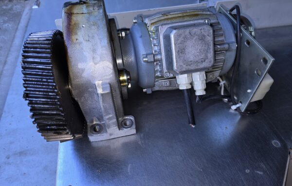 Ideal 7228-95 papiersnijmachine Electromotor compleet met vertragingskast